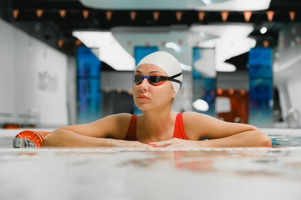 Comment la pratique régulière de la natation influence-t-elle la gestion de l'asthme chez les enfants ?